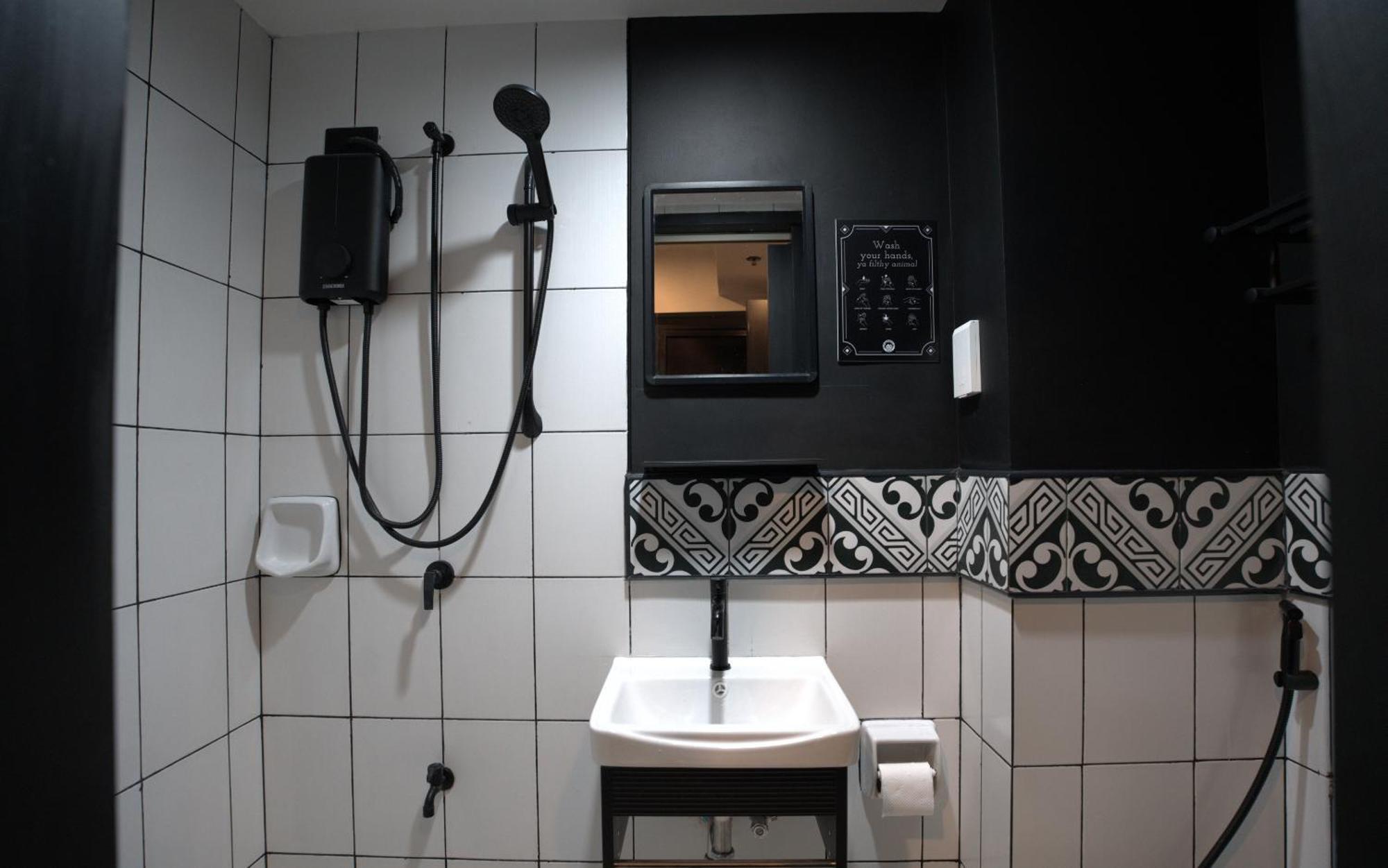 Hostel Mad Monkey Manila Makati City Zewnętrze zdjęcie