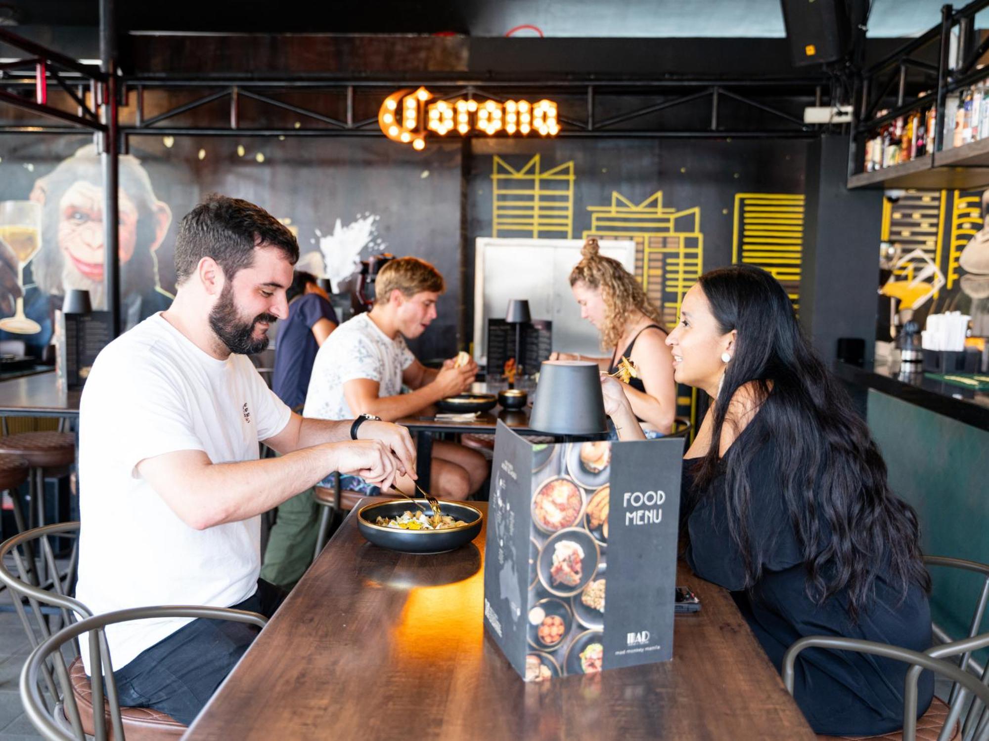 Hostel Mad Monkey Manila Makati City Zewnętrze zdjęcie