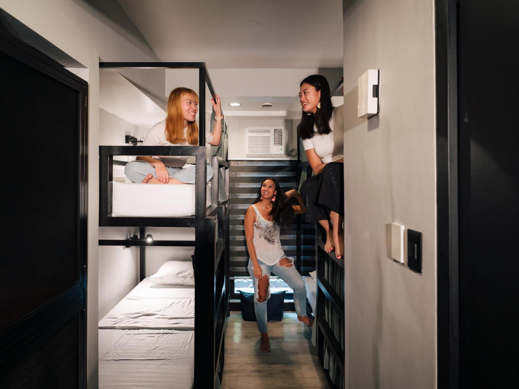 Hostel Mad Monkey Manila Makati City Zewnętrze zdjęcie